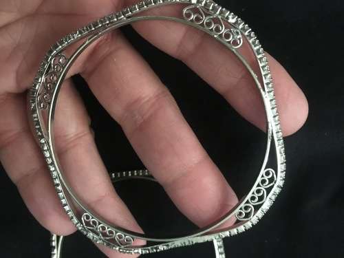 Valentine's Day Sale : Spoil her with these Stunning bangles with intricate pattern and diamantés