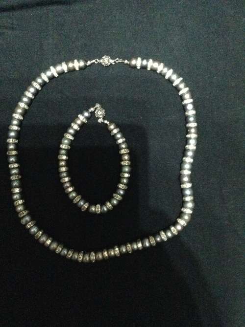 Crazy Sale : Stunning black pearl and diamanté necklace with matching bracelet