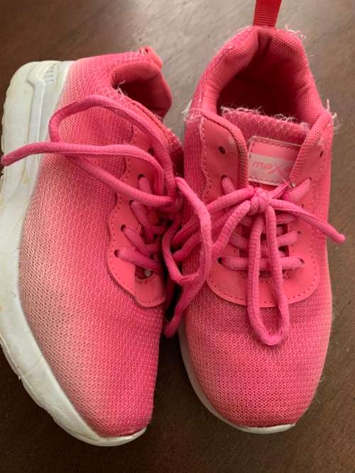 **Easter Specials : Lovely Girls colourblock Takkies**