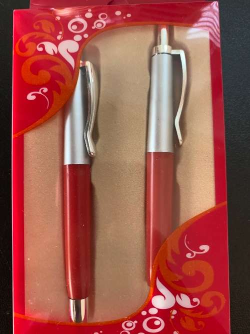 **Warehouse Clearance : Gorgeous Silver 2 piece clutch pen set**