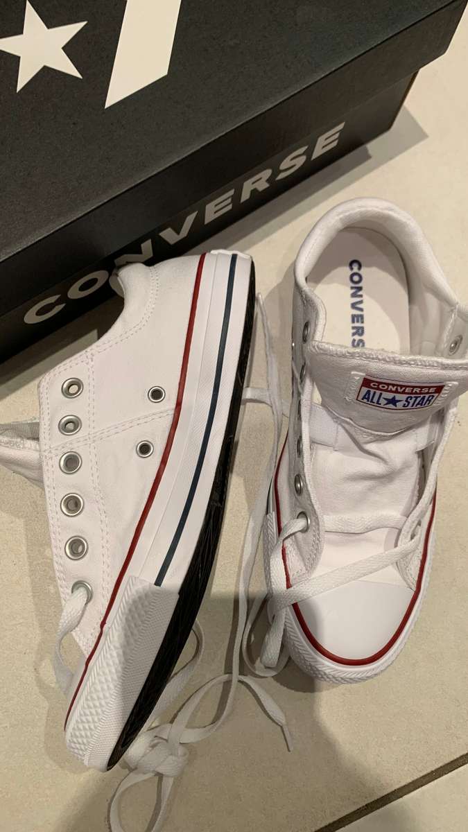 **January Sale : Absolute Bargain Gorgeous Converse Takkie just unpacked**