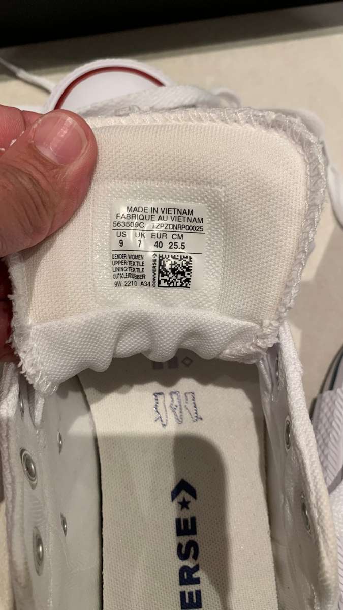 **January Sale : Absolute Bargain Gorgeous Converse Takkie just unpacked**