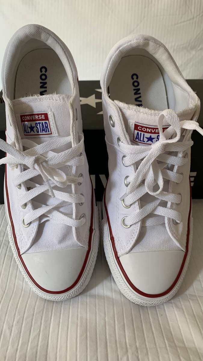 **January Sale : Absolute Bargain Gorgeous Converse Takkie just unpacked**