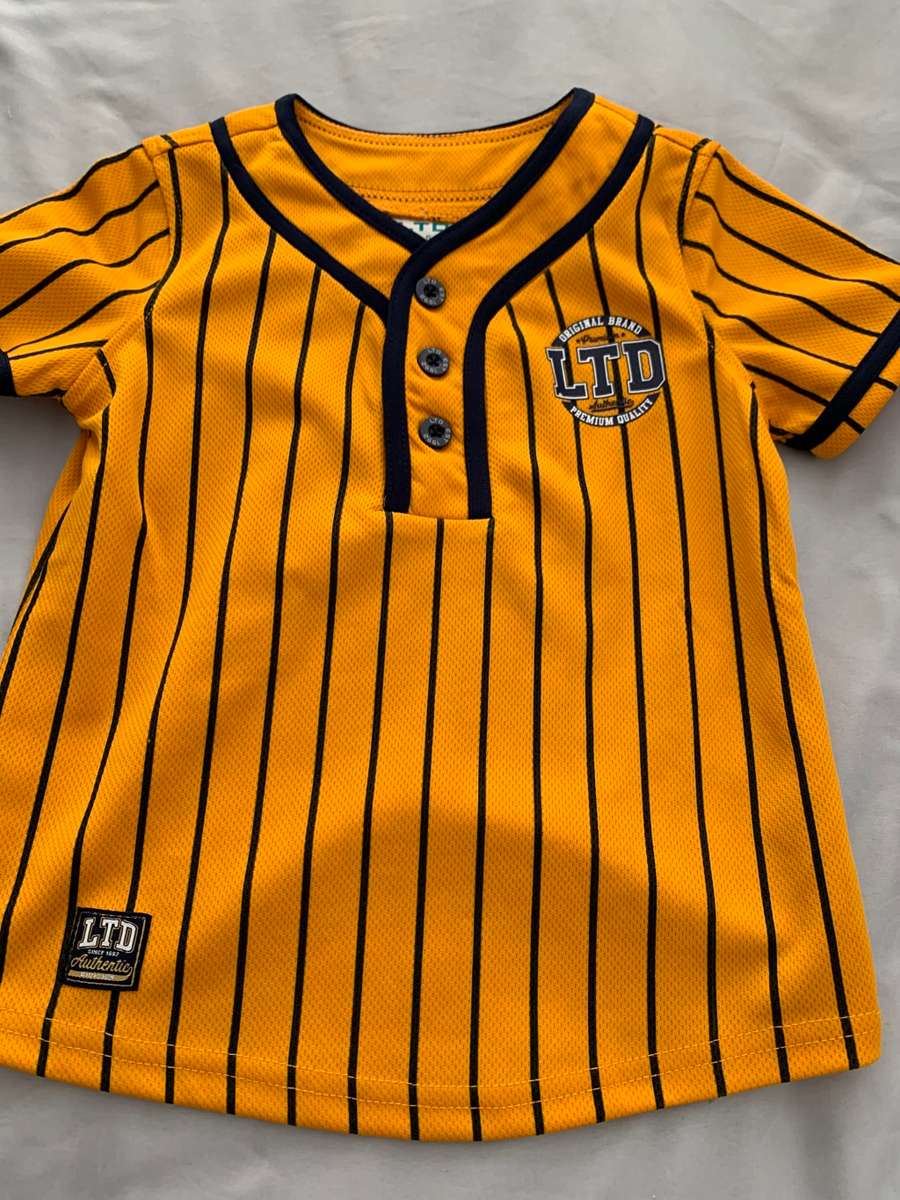 **Warehouse clearance : 90% off Truworths tops**