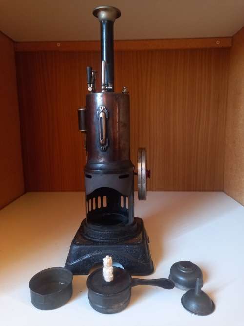 Live steam vertical toy steam engine