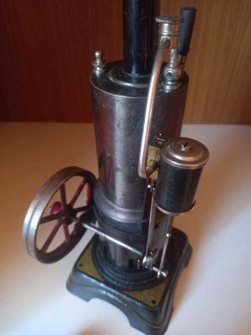 Live steam vertical toy steam engine