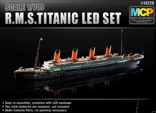 1/700 "R.M.S Titanic with L.E.D Light Set