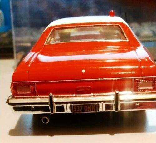 Ford Gran Torino 1976 (Starsky & Hutch figures included)