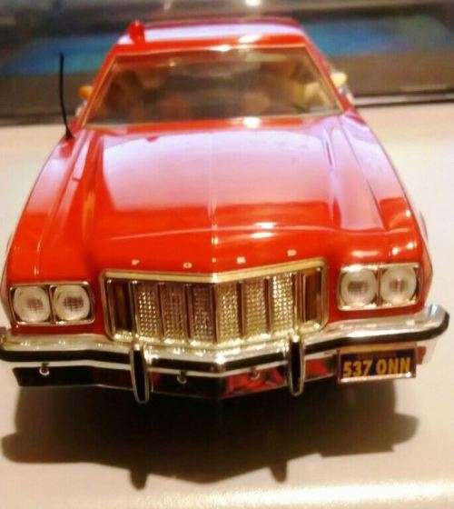 Ford Gran Torino 1976 (Starsky & Hutch figures included)