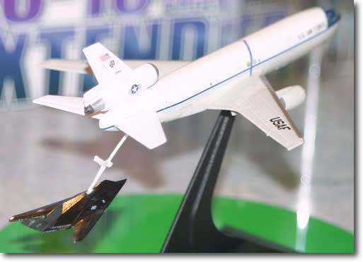 DRAGON WINGS 1/400 USAF DOUGLAS KC-10 EXTERNDER W/ F-117 NIGHTHAWK 55741
