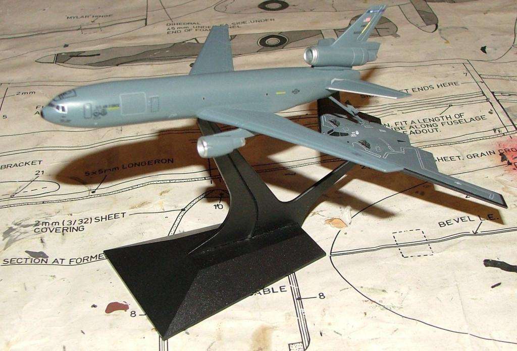 DRAGON WINGS 1/400 KC-10 EXTENDER AND B-2 SPIRIT.