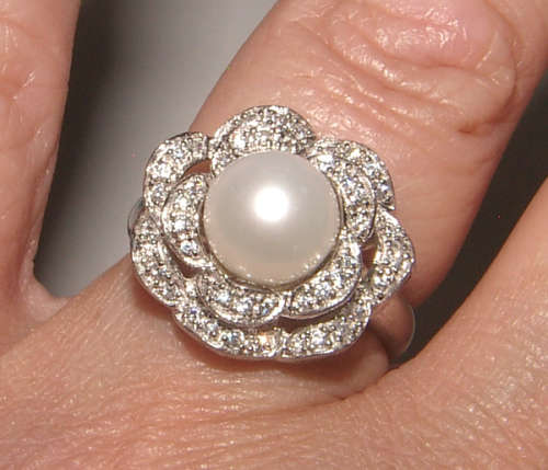 PURE PERFECTION! SOLID .925 STERLING SILVER RING WITH NATURAL PEARL AND SIMULATED DIAMONDS!