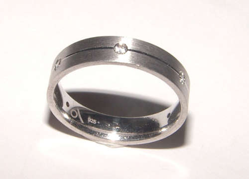 GORGEOUS  SOLID.925 STERLING SILVER RING WITH SIMULATED DIAMOND