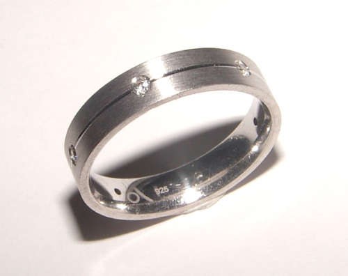 GORGEOUS  SOLID.925 STERLING SILVER RING WITH SIMULATED DIAMOND