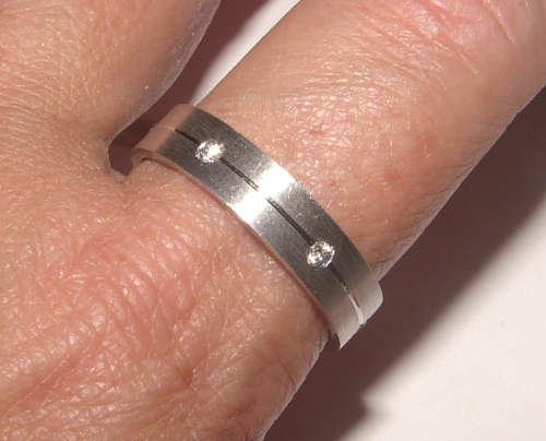 GORGEOUS  SOLID.925 STERLING SILVER RING WITH SIMULATED DIAMOND