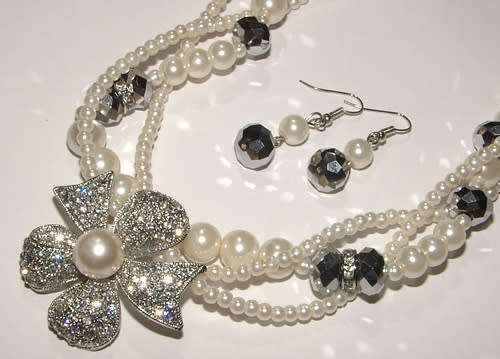 PRETTY PEARL AND RHINESTOINE NECKLACE AND EARRINGS SET