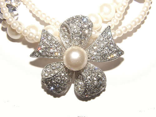 PRETTY PEARL AND RHINESTOINE NECKLACE AND EARRINGS SET