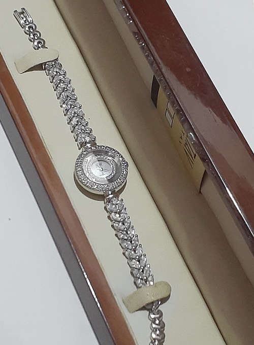 ABSOLUTELY FANTASTIC LADIES BLING DRESS WATCH WITH CUBIC ZIRCONIA!