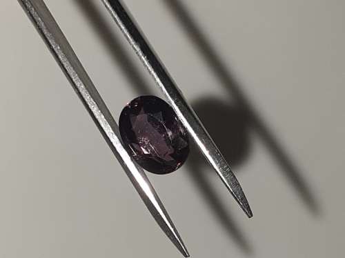 NATURAL SAPPHIRE -  COLOUR CHANGE GREEN TO PURPLE OVAL CUT - 1.150cts!!