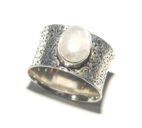 BEAUTIFUL HANDMADE STERLING SILVER RING WITH NATURAL MOONSTONE.