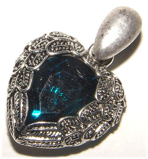 ***STUNNING!!!*** CRYSTAL HEART ENHANCER WITH OPENING BAIL!