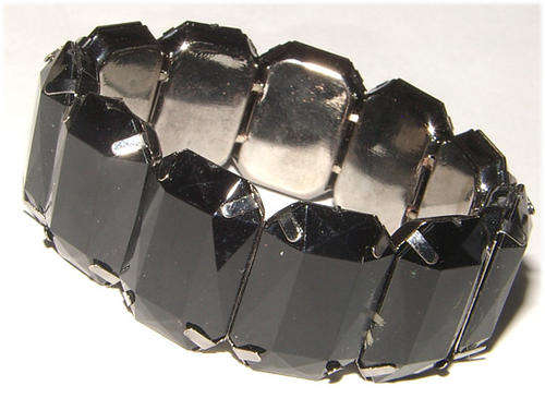 ***NEW*** STRIKING LUCITE BEADED STRETCHY BRACELET!