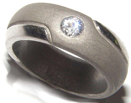 **BEAUTIFUL** SPARKLING DIAMOND SOLITAIRE RING - EXCEPTIONAL QUALITY!