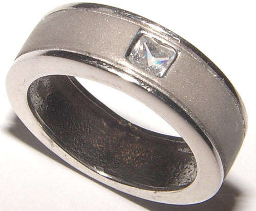 **BEAUTIFUL** SPARKLING DIAMOND SOLITAIRE RING - EXCEPTIONAL QUALITY!