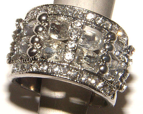**SIZE R**BEAUTIFUL RHINESTONE ENCRUSTED DRESS RING - ***NEW!***