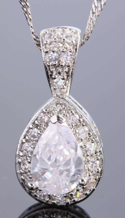 ***HIGHT VALUE ITEM!!*** GORGEOUS TOPAZ PENDANT WITH CHAIN!!