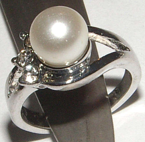 ***ELEGANT!!!*** SWEET FAUX PEARL SOLITAIRE RING!