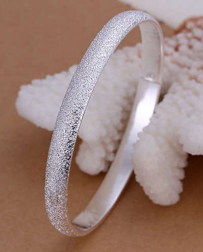 ***L@@@@K!!*** STUNNING FROSTED SILVER BANGLE!!