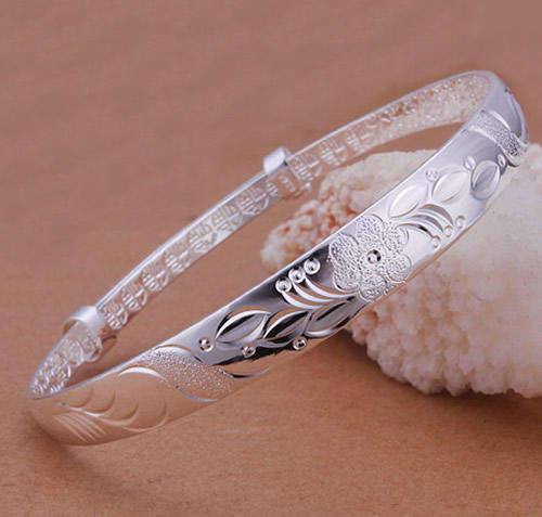 ***L@@@@K!!*** STUNNING ENGRAVED SILVER BANGLE!!