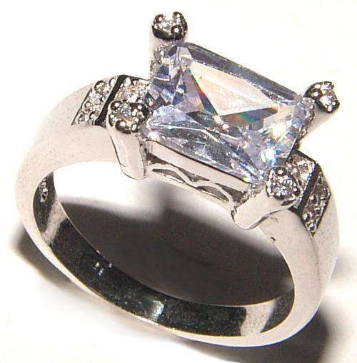 ***SWEET!!!*** GORGEOUS CUBIC ZIRCONIA IN WHITE GP SOLITAIRE RING!!!