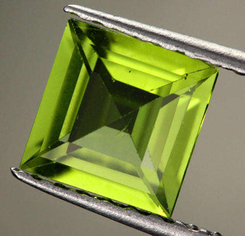 NATURAL PERIDOT -  NICE GREEN SQUARE  CUT - 1.050cts