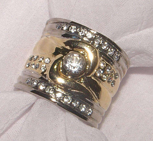 BEAUTIFUL RHINESTONE ENCRUSTED DRESS RING - ***NEW STOCK***!