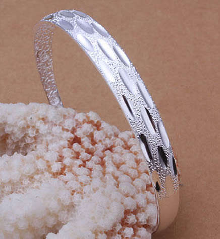 ***L@@@@K!!*** STUNNING ENGRAVED SILVER BANGLE!!