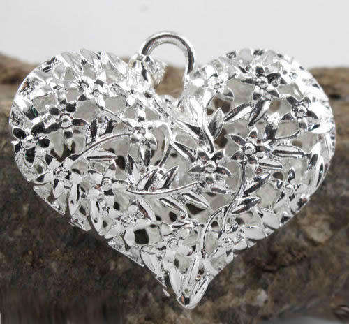 ***BEAUTIFUL DETAIL!!! ***  SILVER 3D HOLLOW HEART PENDANT WITH CHAIN!