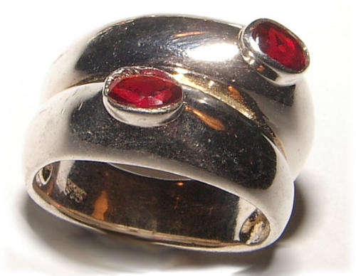 RED GARNET STERLING SILVER RING.