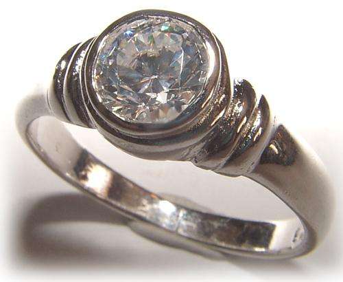SWEET SOLITAIRE ENGAGEMENT RING - EXCELLENT QUALITY!