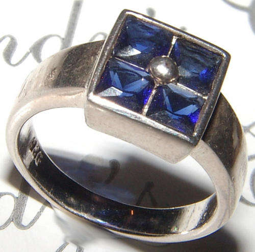 BLUE SAPPHIRE STERLING SILVER RING.