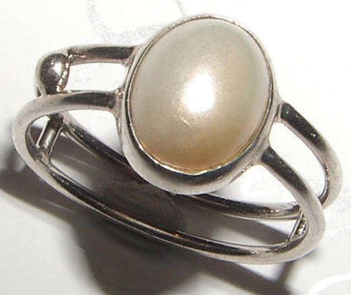 STERLING SILVER RING WITH GENUINE MABE PEARL.