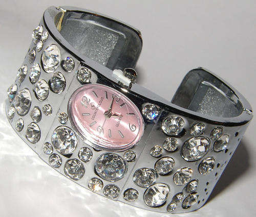 FANCY AUSTRIAN CRYSTAL HINGED BAND LADIES WATCH