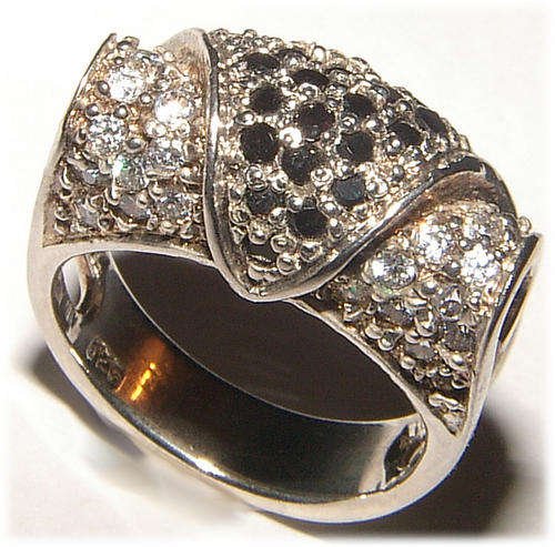 BLACK AND WHITE DIAMOND SIMULANT STERLING SILVER RING.