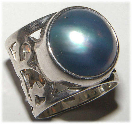 BROAD STERLING SILVER RING WITH GENUINE MABE PEARL.