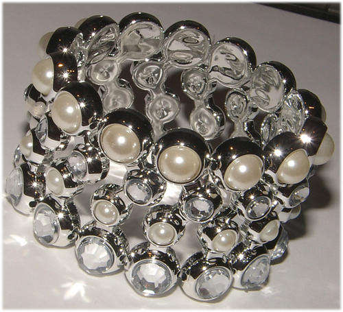 ***NEW*** STUNNING BROAD LUCITE AND PEARLY BEADED STRETCHY BRACELET!