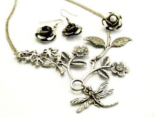 STUNNING FLOWER NECKLACE IN  SILVER