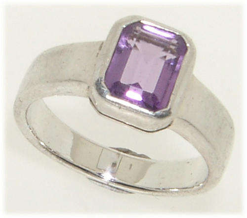 GENUINE AMETHYST STERLING SILVER RING.