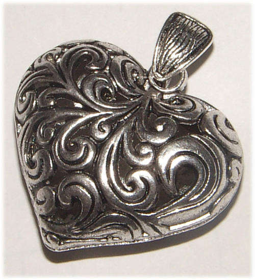 ***STUNNING***  SILVER 3D HOLLOW HEART PENDANT!