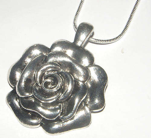 STUNNING SILVER ROSE PENDANT WITH 64cm SNAKECHAIN!!!